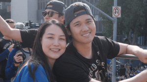 「世界一の夫婦」大谷翔平＆真美子さん、優勝パレードで寄り添い笑顔　喜びのツーショットにネット感動