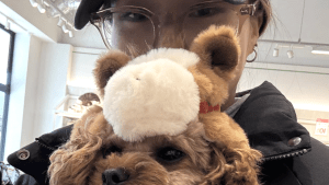 「眼鏡女子もええがな」28歳女子プロの秋コーデ、もふもふ“いっぬ”との2ショットにSNS沸騰「可愛すぎる」「ペアルック」