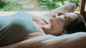 園田彩乃、キャミソール姿で“柔らか寝そべりショット”　大人の魅力にSNSざわつく「すごくセクシー」「清らかな雰囲気」