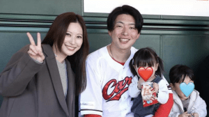 カープ・大瀬良大地「痛みを抱えながら…」妻がシーズン中の裏側明かす　夫への“感謝”とレアな家族写真に「ええパパ」「美人だなあ」