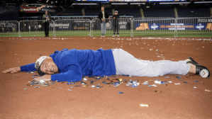 「監督、脚が」「お怪我有りませんでしたか？」ド軍・ロバーツ監督が”まさかの自虐ネタ”公開　キム・ヘソンと勝負して転倒する場面も