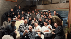 中田翔、中日ナインの引退祝いに男泣き　総勢29人の集合写真に「愛され度半端ない」と反響