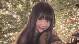 19歳美女レーサーのほほえむ姿にファン悩殺「ロングコートもよく似合ってます」「サーキットと同じくらい輝いてる」