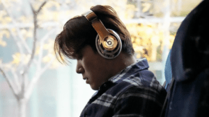 山本由伸、WS第6戦へ移動中に見せた“戦闘モード”にファン熱視線　大谷翔平から贈呈のヘッドホンを装着