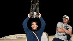 山本由伸が優勝トロフィーを掲げて帰還！　背後で“気遣うキケ”にファン注目