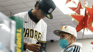 ダルビッシュ有「瞳が優しくて泣ける」ホリデー恒例の施設訪問の様子を公開　子どもたちとの交流に感動広がる