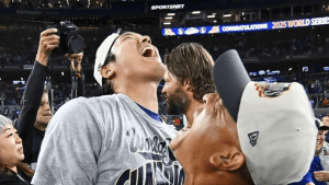 ド軍球団カメラマン、クリスマスにWS優勝後の秘蔵写真を公開　大谷翔平とロバーツ監督が笑顔で抱き合うシーンに「もっと早くだしてよ（笑）」