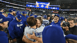 専属カメラマンが捉えた瞬間！山本由伸とクレイトン・カーショーとの胸熱ハグにSNS涙「こんな素敵なハグを見られて幸せ」「泣けちゃう」