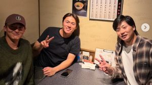 山本由伸、オリックス元同僚との再会に笑顔　半袖で焼肉に舌鼓