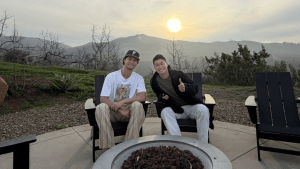 ダルビッシュ有、青木宣親とキャンプ場でまったり2ショット「ファイターズ愛を感じる」「半袖で寒くないんですか」