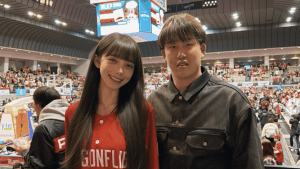 カープ・小園海斗の妻「盗撮されまくって不機嫌な小園をAIで遊びました」夫婦ショットにファン称賛「百面相の小園くんおもしろ」「まじで可愛いな」