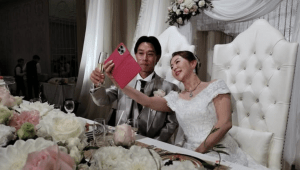 女子プロゴルファーの年下夫、挙式ショットを公開！幸せあふれる自撮りに祝福の声「おキレイです」「Happy Wedding」