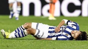 バルセロナ戦で負傷したレアル・ソシエダードの久保＝サンセバスチャン（共同）