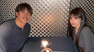 「奥さんお綺麗」広島・小園海斗、モデル美人妻との結婚5周年を“夫婦おそろコーデ”で報告「ラブラブですね」