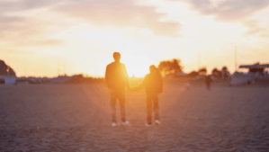 佐藤一磨、夕日を背にした“エモすぎ”ショットで結婚報告　「優しい旦那様で奥様は幸せ」「一生懸命腕を振る」と反響殺到