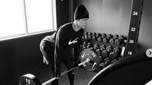 「マッスル朗希！」　佐々木朗希、ナイキのウェア着用で筋トレの様子を公開しSNSからエール「岩手の誇りだじゃー」「2026年も頑張ろうき！」