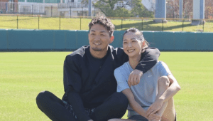 鈴木誠也、妻の肩に手を回し仲睦まじいオフショットに「ガチいい写真やな」「俺もこうなりてぇよ！」とファンほっこり