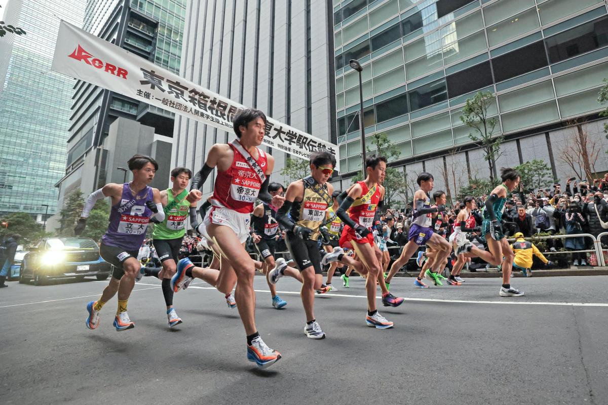 スタートする選手たち＝東京・大手町（代表撮影）
