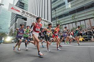 スタートする選手たち＝東京・大手町（代表撮影）