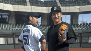 「マー君も偽物？」ニッチロー、田中将大との“本物vs偽物”ショットが奇跡の1枚 　「脳がバグる」「意外と体格いい」とネット騒然