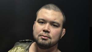 ウルフアロン、丸刈り＆ベルト姿で「やっとプロレスラーになれました」 デビュー戦でEVIL下しタイトル獲得