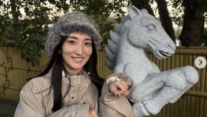 脇元華「馬のように駆け抜けまーす」　地元の神社訪れ“モノマネ”姿に「めっちゃ可愛い」「リラックスしてて良い顔」と反響
