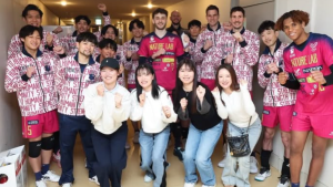 「まって、卒アルやばすぎる」勝みなみ、バレー選手との記念撮影で“まさかの加工”！ 　爆笑の観戦ショットにツッコミ殺到