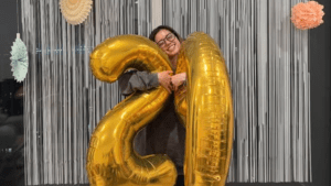 長谷川唯、巨大バルーンに抱きつくハイテンション誕生日ショット公開！　「笑顔が素敵」とファン祝福