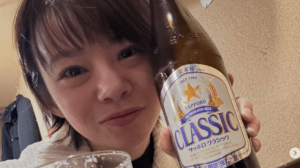 高木菜那さん、瓶ビールを片手に「何枚目のNaNaがスキ？」　オフショットをフォロワー絶賛　「北海道民は　サッポロ黒ラベルじゃないの！？」「一緒に飲みたい」