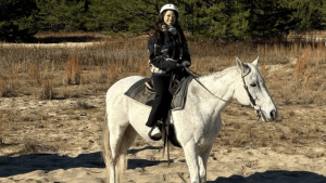 「ハマりそう」園田彩乃、白馬にまたがりニッコリ「ロイヤルファミリー」「何でも絵になる」と反響