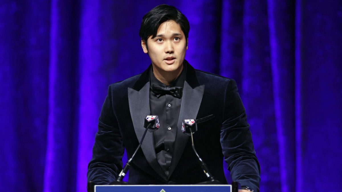 スピーチする大谷 大谷「新しい局面楽しみ」 　全米野球記者協会ニューヨーク支部主催の夕食会で英語でスピーチする大谷翔平選手＝２７日、ニューヨーク（ゲッティ＝共同）