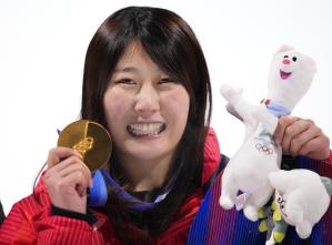ミラノ・コルティナ冬季五輪のスノーボード女子ビッグエアで金メダルを獲得し、笑顔を見せる村瀬心椛＝９日、イタリア・リビーニョ（共同）