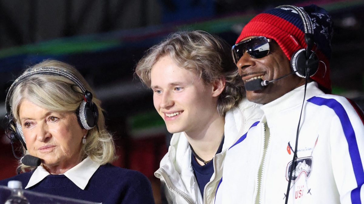 Martha Stewart, Snoop Dogg and Ilia Malinin of United States attend the Women‘s Single Skating - Short Program on day eleven of the Milano Cortina 2026 Winter Olympic games at Milano Ice Skating Arena on February 17, 2026 in Milan, Italy. Photo by Alexis Jumeau/ABACAPRESS.COM、クレジット：Ｊｕｍｅａｕ　Ａｌｅｘｉｓ／ＡＢＡＣＡ／共同通信イメージズ