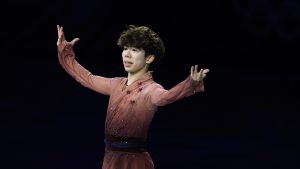 エキシビションで演技を終え、声援に応える佐藤駿＝ミラノ（共同）
