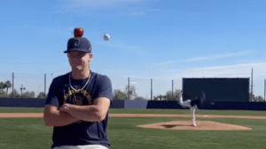 【衝撃映像】ブリュワーズ若手選手ら、リンゴを頭に乗せ速球で撃ち落とす動画に注目集まる「下手したら死ぬで」「怖すぎるだろ」