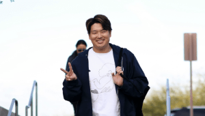 村上宗隆、朝の“ピースサイン”が「かわいいいいい」！　 黒スウェット姿で見せたリラックス笑顔に「ムネちゃんいい顔」