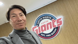 「いつまでも現役ですね」高津臣吾、57歳での“韓国球界入り”報告にファン感動　釜山での自撮り公開に「海を渡ってまで引っ張りだこ」「野球に愛された男」