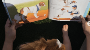 大谷翔平、自身が手がけた絵本を長女＆デコピンに読み聞かせ！　「ベイビーの足が可愛い」「デコさん、実は文字読めてそう」