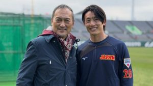 侍ジャパン合宿に降臨　“サムライ”渡辺謙の立ち姿に「まるで監督さんみたい」「かっこいいいい」と悲鳴