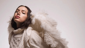 ザギトワ、15歳金メダルから8年…“へそ出し＆白ショーパン”の現在に世界が衝撃！ 「アリーナちゃんかわいい」「Amazing」