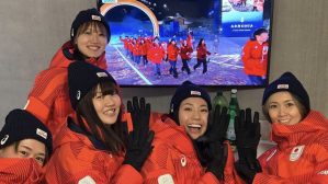 「しっかり入場できました」カーリング・小野寺佳歩、赤ウェア＆ニット帽の“リモート開会式”ショット公開　チームの結束力に反響