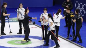 韓国に敗れた吉村（左から３人目）ら日本チーム＝コルティナダンペッツォ（共同）