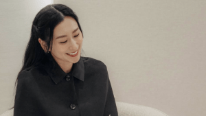 浅田舞の黒ワンピース姿に視線集中　凛とした佇まいに「圧倒されそうな美貌にKO」「めちゃめちゃ素敵です」