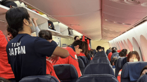 日本スケート連盟、選手たちの“機内オフショット”に思わぬ反響　「おかえりなさい」歓喜の裏でファンから疑問の声も