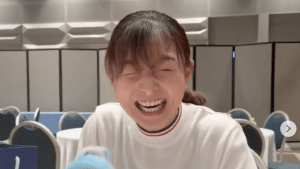 坂本花織、スケート連盟からのサプライズに満面の笑み　「スッピンめっちゃ可愛い」「本当に天使だね」とネットほっこり