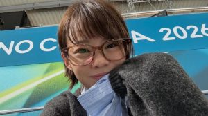 ミラノ五輪「とっても可愛らしい解説者さん」高木菜那のメガネ＆萌え袖にファン歓喜　“意外な場所”から自撮りショット披露