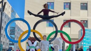 「高さが異次元」りくりゅう、地上でも仰天“神ジャンプ”披露！ 笑顔の衝撃オフショに「納得の信頼感」「神すぎる」