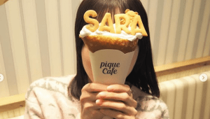 ジェラピケカフェを訪れ、「SARA」クレープを手にする本田紗来（画像は本田紗来Instagramより引用）