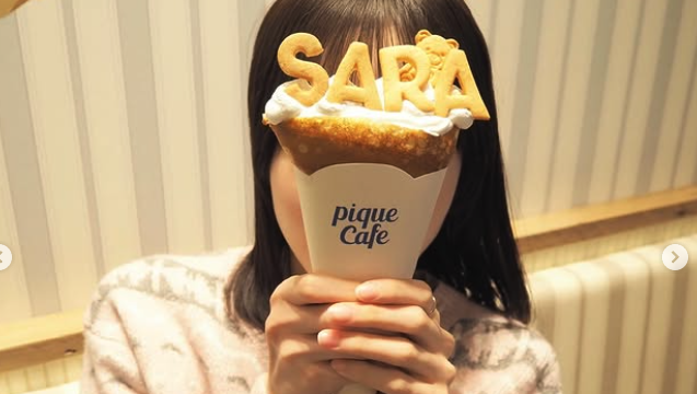 ジェラピケカフェを訪れ、「SARA」クレープを手にする本田紗来（画像は本田紗来Instagramより引用）