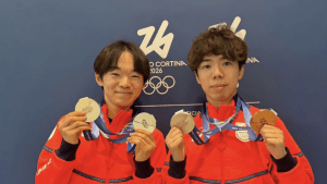 男子フィギュアの“同級生コンビ”鍵山優真＆佐藤駿、両手にメダルの仲良しツーショット公開「眩しい！」「心からの親友戦友」